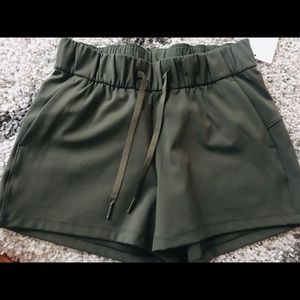 NWT lululemon on the fly shorts camo green 4